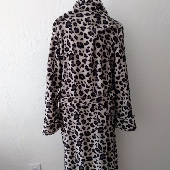 Oscar de la Renta Leopard Print Plush Robe - Picture 3 of 12